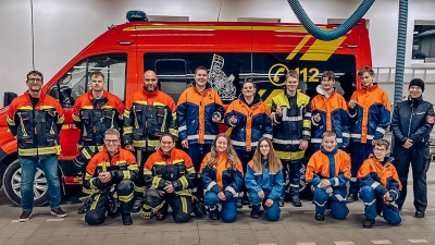 Alle neun Nachwuchs-Feuerwehrler bestanden die Prüfung.  (Foto: KBI Dachau)