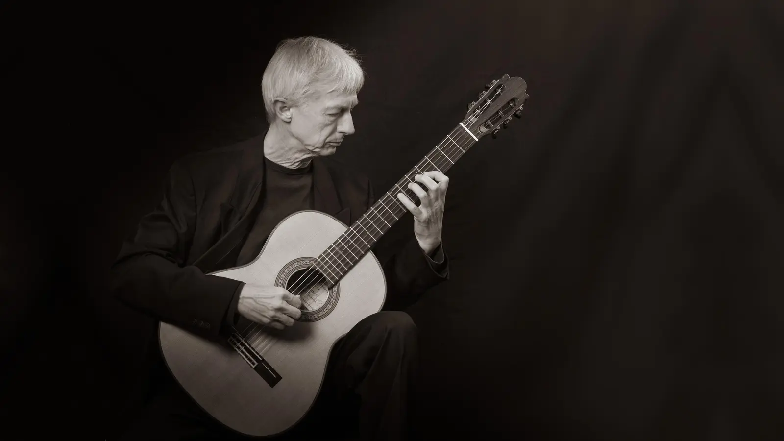 Spielt am 18. Mai in Hebertshausen: Gitarist Leopold Henneberger. (Foto: Ralf Blechschmidt)